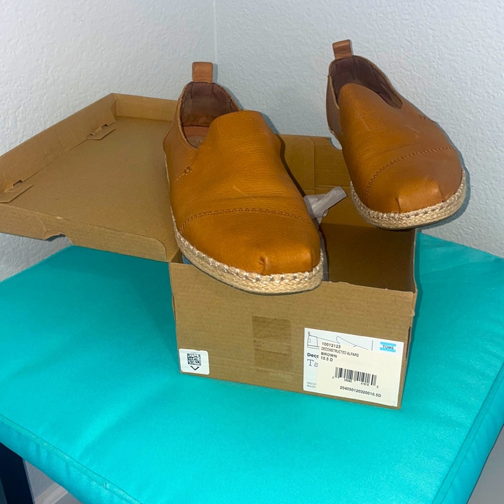 Great condition Tom’s Deconstructed Alpargata in brown leather.